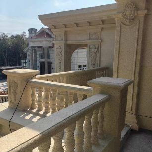 厦门 黄金麻别墅外墙干挂雕花配合阳台栏杆花瓶柱