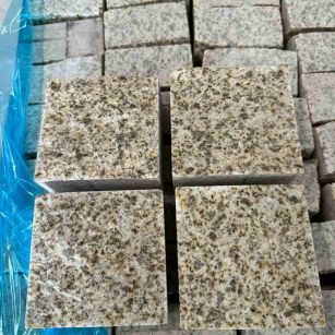 厦门 黄金麻花岗岩自然面小方块，弹石，马蹄石等