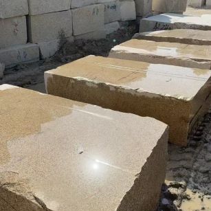 厦门 黄金麻方料堆场洗料分选中，原材料充足