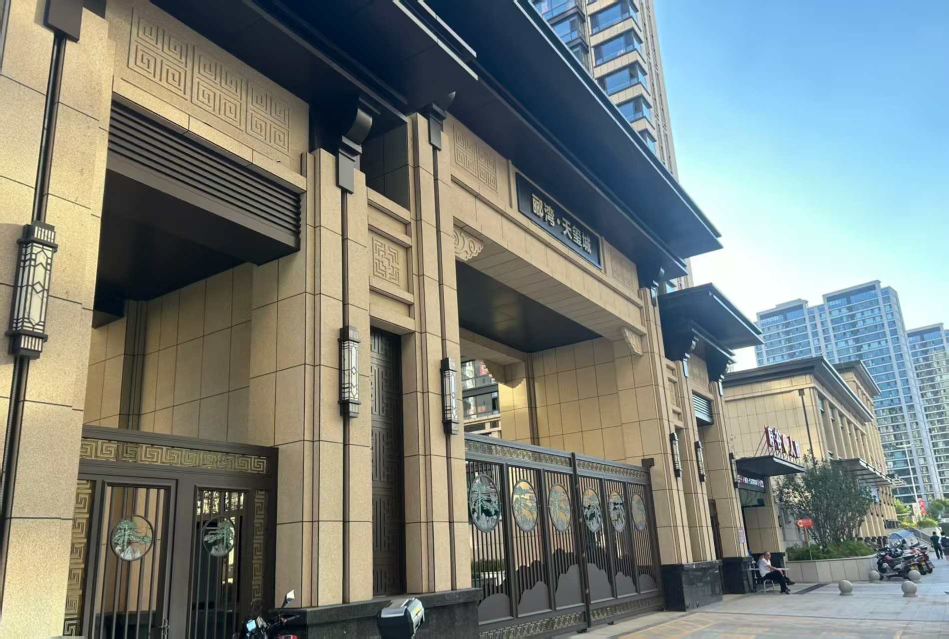 厦门 黄金麻花岗岩荔枝面小区门楼外墙干挂