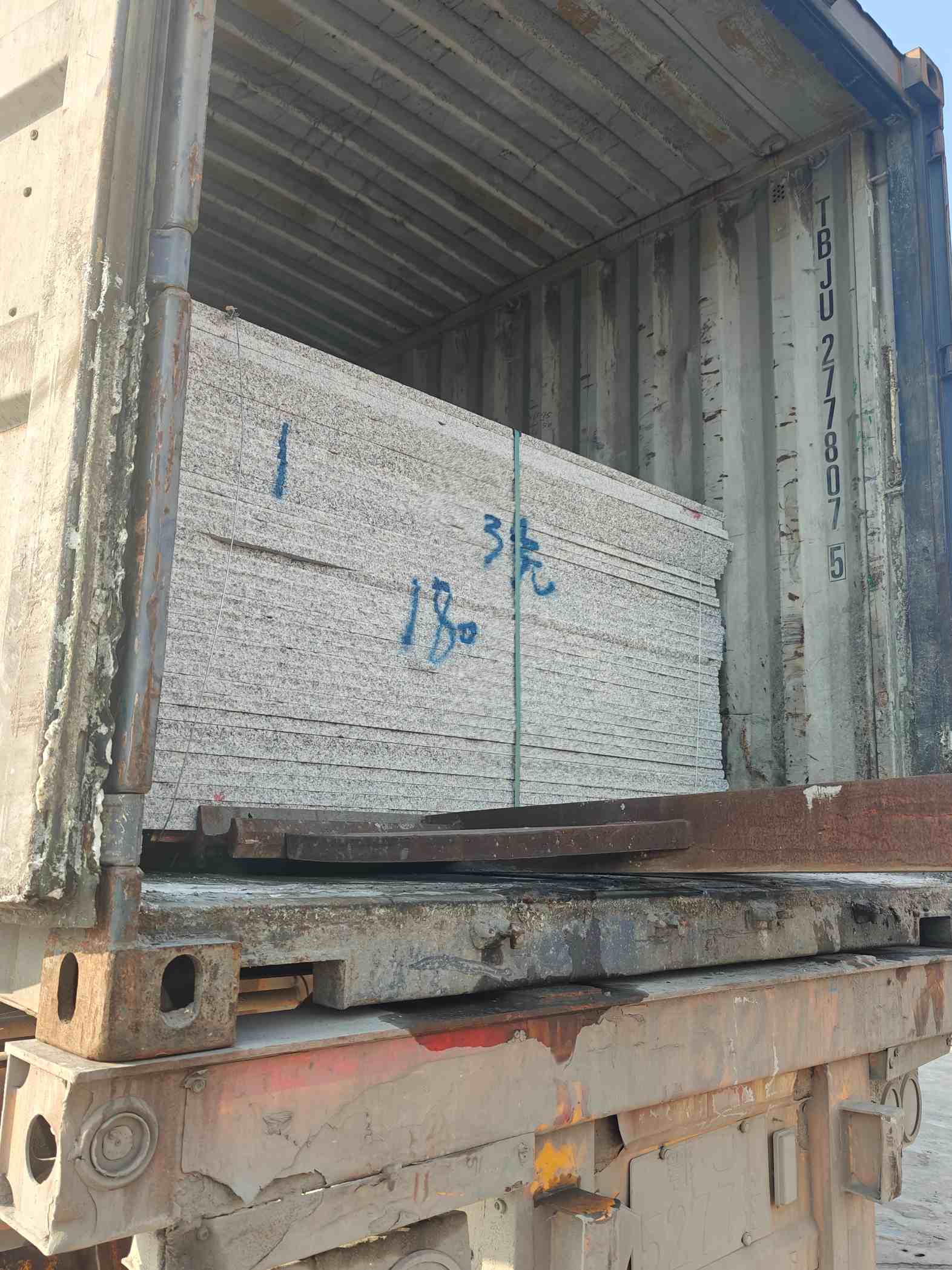 厦门 芝麻白花岗岩石材3.0公分光面毛板装柜出货