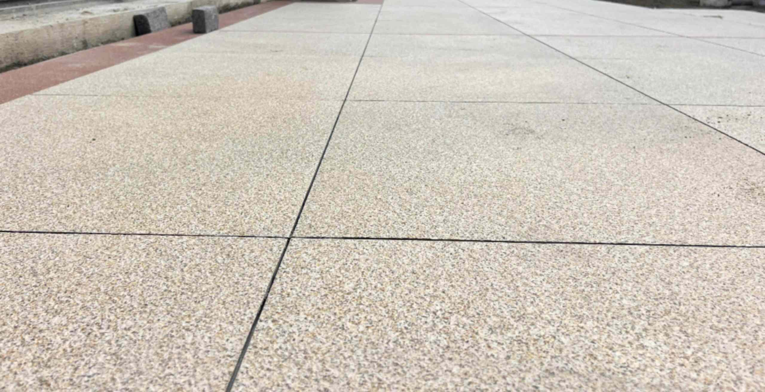 厦门 黄金麻花岗岩石板材荔枝面地面铺装效果