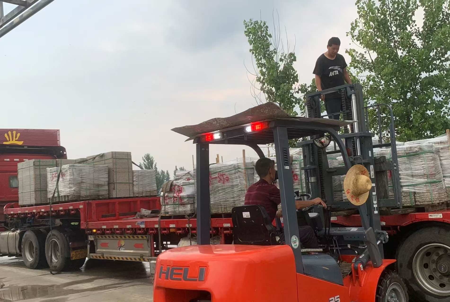 厦门 黄金麻冰裂纹，地铺石装车