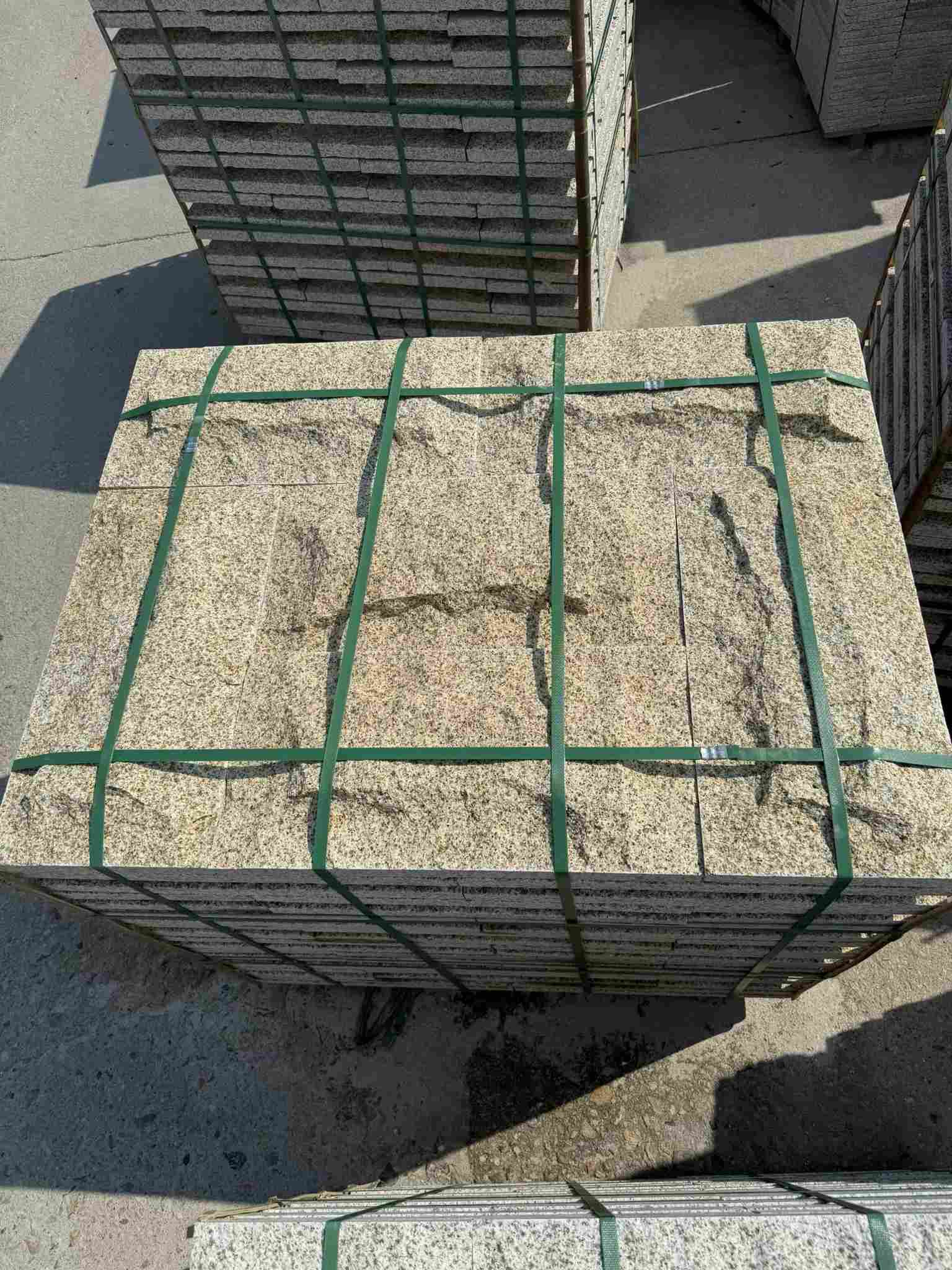 厦门 黄金麻花岗岩石材自然面蘑菇石成品