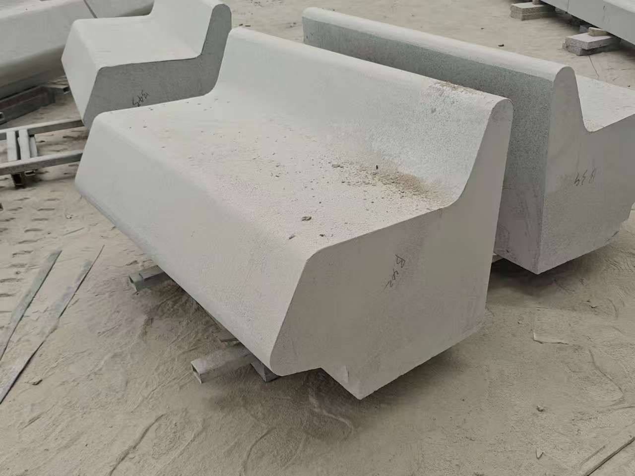 厦门 芝麻白花岗岩异形坐凳，石凳