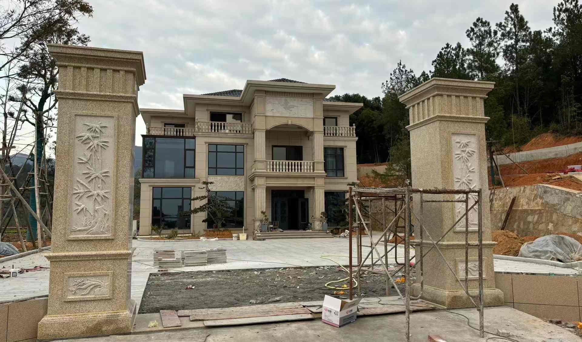 厦门 黄金麻花岗岩别墅雕花外墙干挂配上门口雕花罗马柱