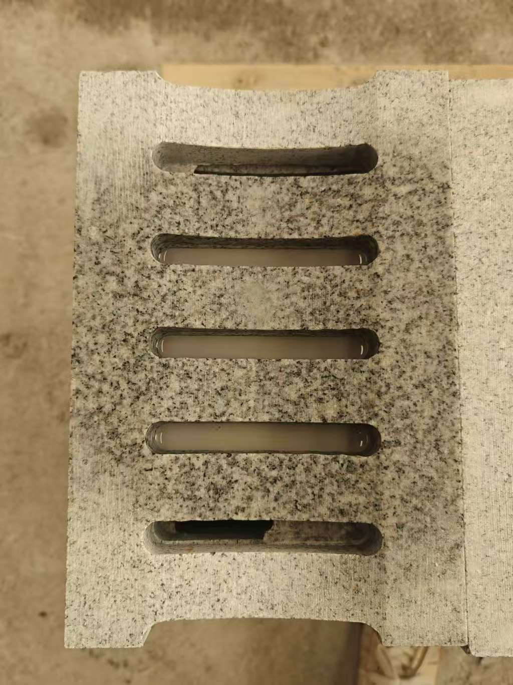 厦门 芝麻白拉丝面花岗岩U型开槽排水槽