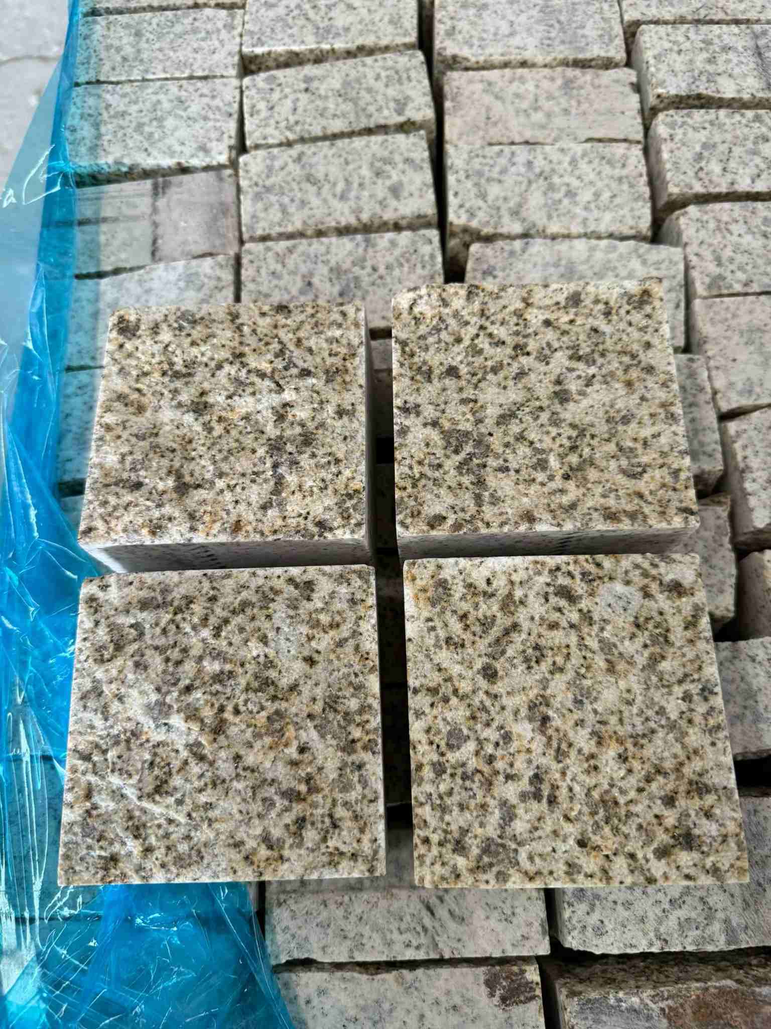 厦门 黄金麻花岗岩自然面小方块，弹石，马蹄石等