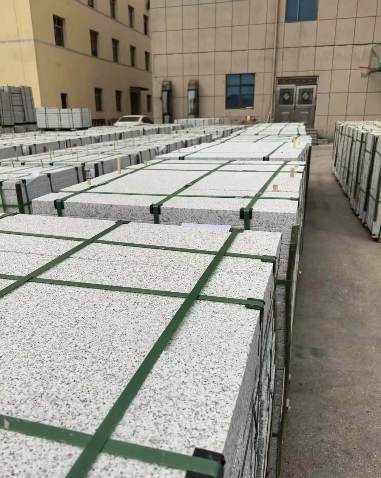 厦门 白麻花岗岩5.0公分荔枝面地铺石