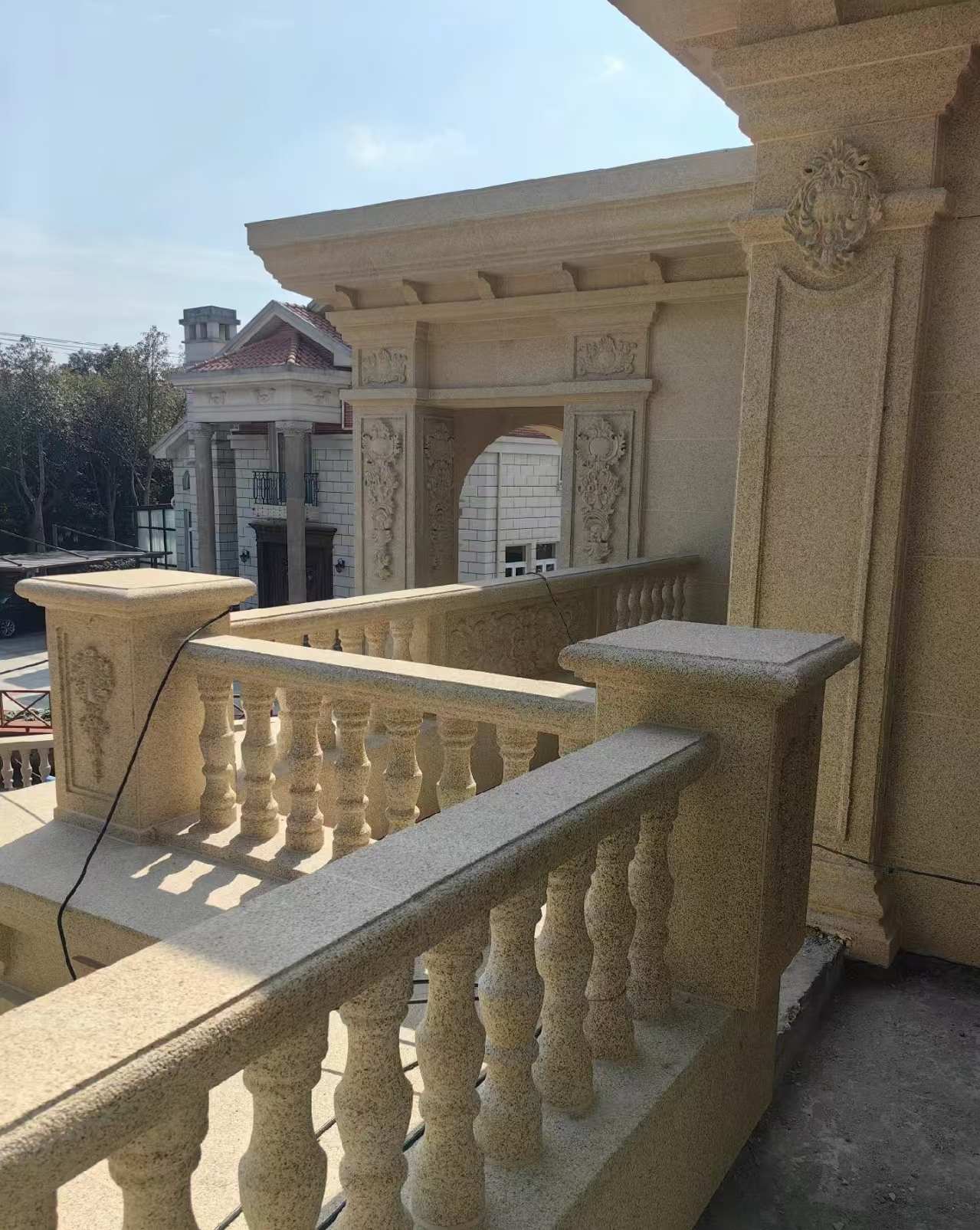 厦门 黄金麻别墅外墙干挂雕花配合阳台栏杆花瓶柱