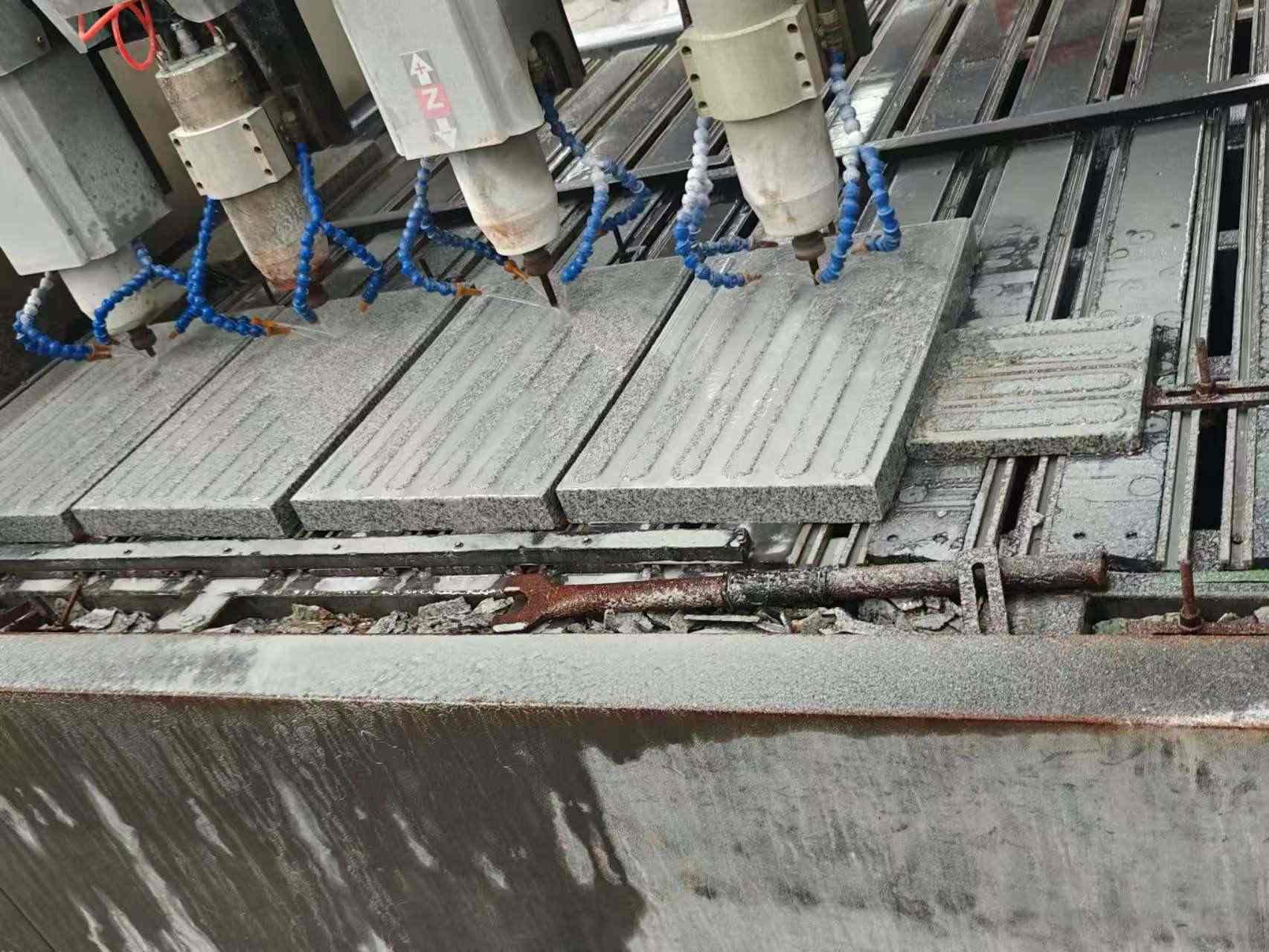 厦门 芝麻白花岗岩荔枝面盲道雕刻