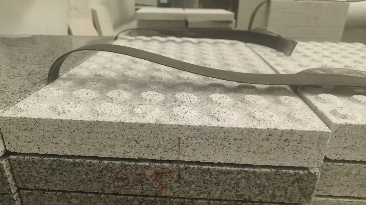 厦门 芝麻白花岗岩6.0公分荔枝面五轴加工雕刻盲点