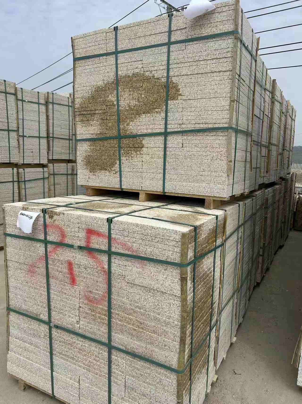 厦门 黄金麻花岗岩石材荔枝面地铺石2.5*300*600