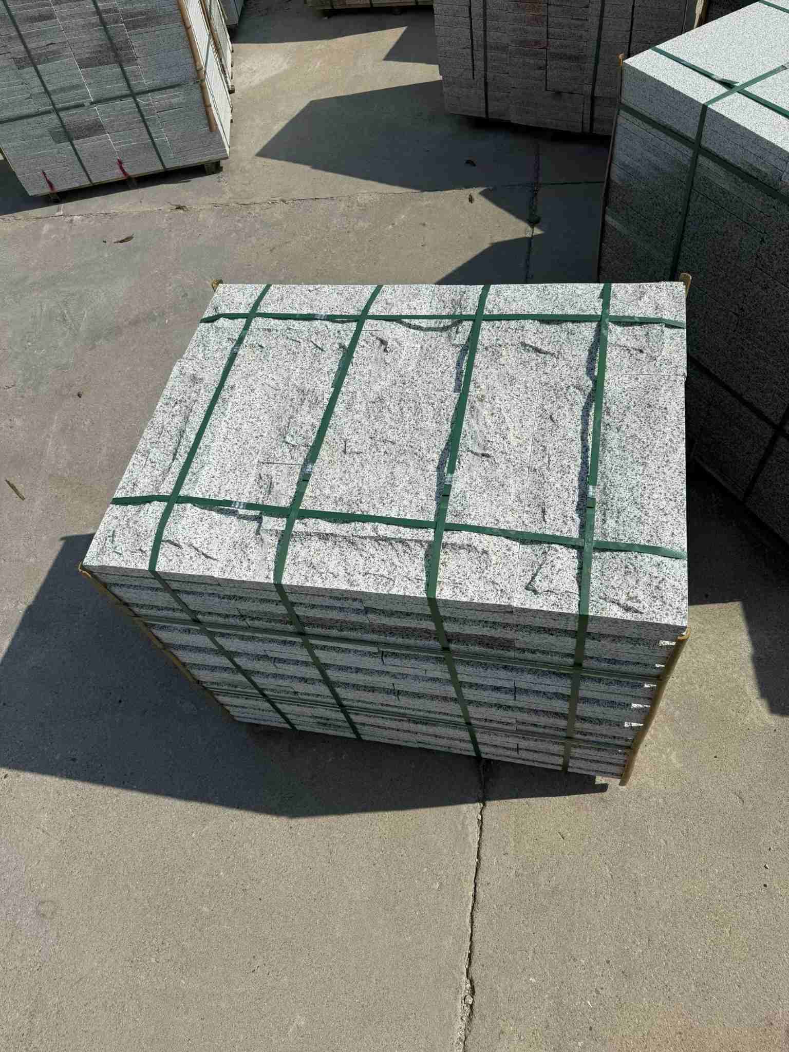 厦门 白麻花岗岩石材自然面蘑菇石成品