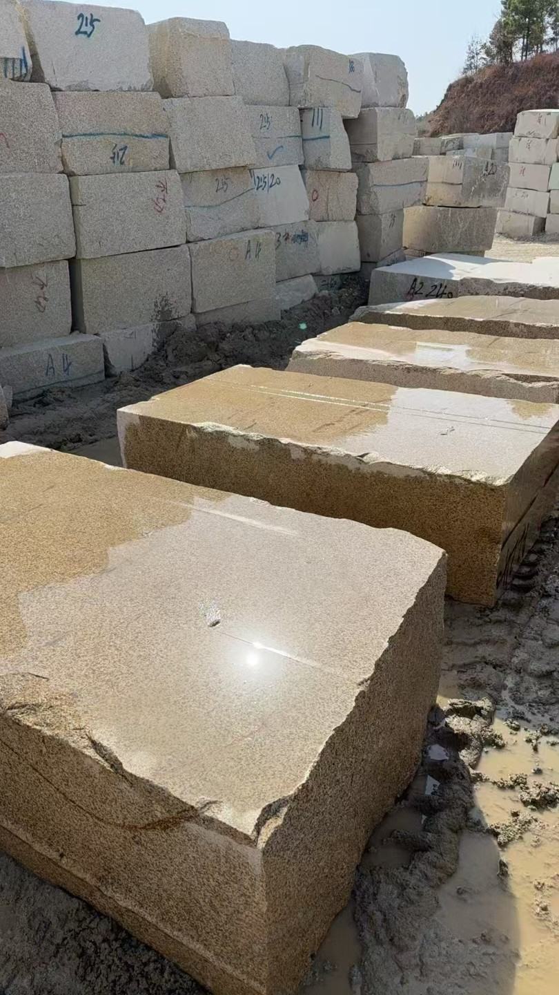 厦门 黄金麻方料堆场洗料分选中，原材料充足