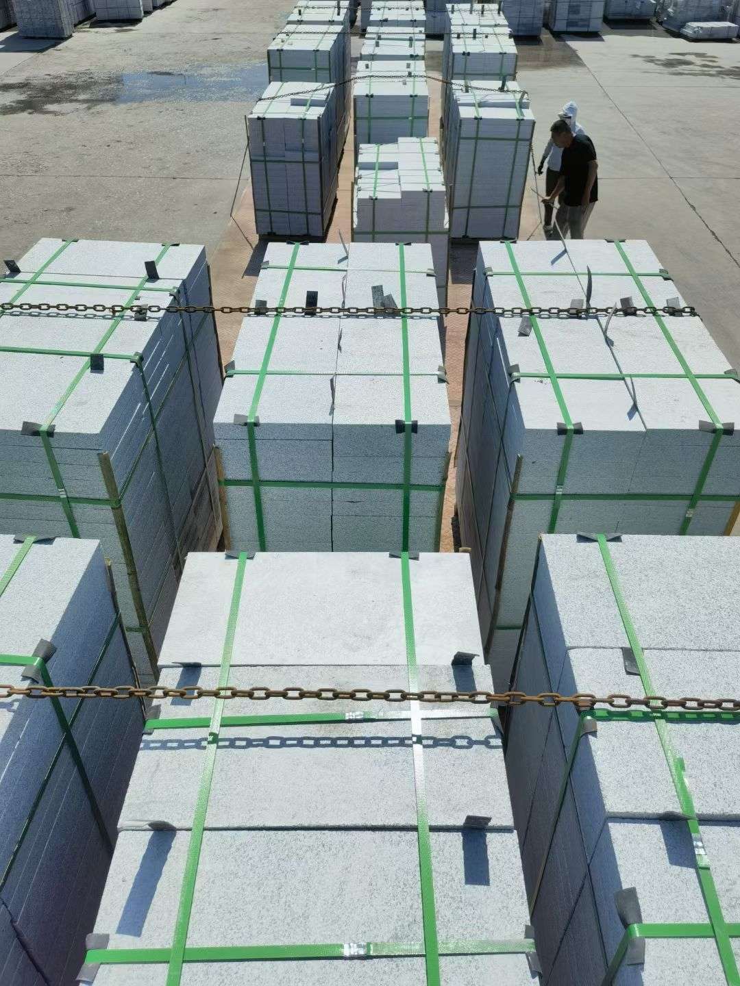 厦门 芝麻白花岗岩5公分地铺石 花岗岩厂家工厂装车日常